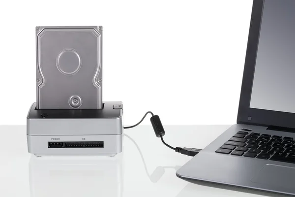 Unidade de disco rígido com docking station para conectado a um computador portátil. Para o armazenamento de dados. — Fotografia de Stock