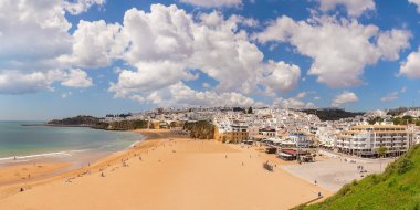 Albufeira beach balıkçılar yaz manzarası. Beyaz bulutlar. Portekiz.