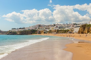 Albufeira balıkçılar sahilde dalgalar. Portekizce turizm şehir.