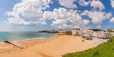 Keyifli bahar panorama Albufeira beach balıkçılar. Portekiz Algarve.