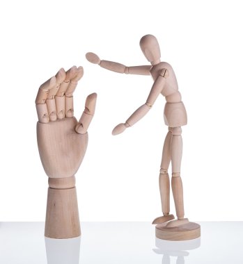 Ahşap kukla ve el protezi sembolü. Beyaz bir arka plan üzerinde.