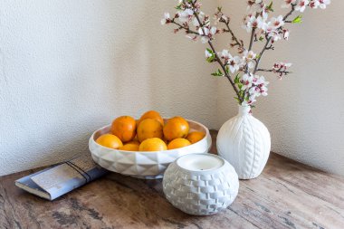 Duygusal bahar natürmort. Çiçekler ve portakal.