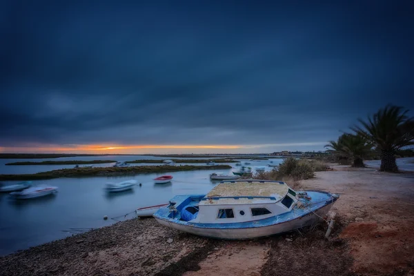 劇的な海の夕日の景色。手前の釣り船. — ストック写真