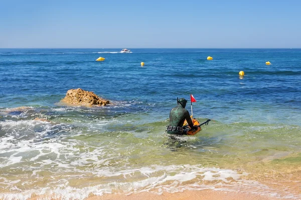 Cazador submarino en el agua, preparándose para bucear. Pesca submarina en el océano Atlántico. —  Fotos de Stock