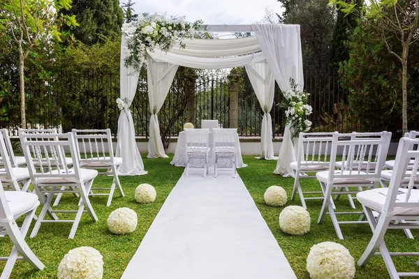 Caminho do casamento e decorações para recém-casados. Na natureza no jardim . — Fotografia de Stock