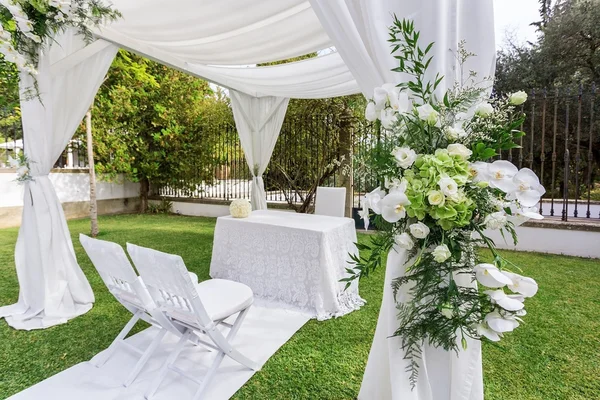 Nahaufnahme der ein Bouquet von erstaunlichen Blumen und Dekorationen für eine Hochzeit. — Stockfoto