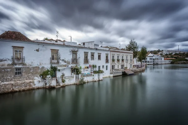 Uma dramática paisagem urbana de antigas casas no rio. Tavira, Portugal. — Fotografia de Stock
