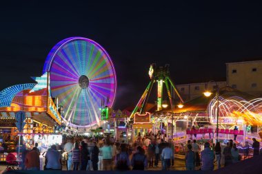 Carousel ile Portekiz fuarında gidiyor. Işıkları hareket.