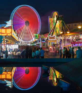 Eğlence ve konumlar Portekiz fuarında. İnsanlar eğlenmek.