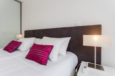 Yatak için bir oda konforlu bir yatak odası. Otel odasında.