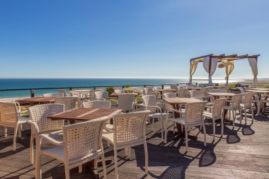 Görünüm teras bar Restoran, deniz arka plan üzerinde.