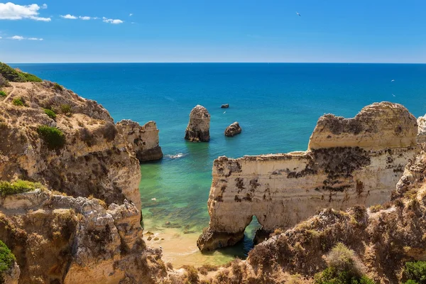 Letní panorama moře krajiny. Útesy v Albufeira, Portugalsko. — Stock fotografie