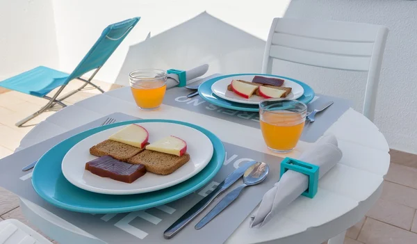 Desayuno de pan negro, pan y jugo de naranja. En la terraza. —  Fotos de Stock