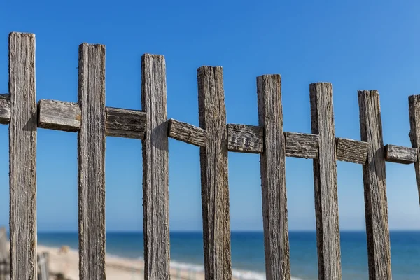 Antigua valla de madera en el fondo del mar. Cielo azul. — Foto de Stock