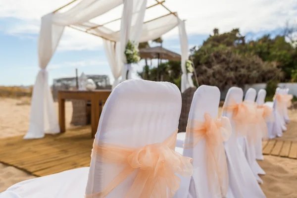 Stühle mit Bögen an der Hochzeitsfeier. Close-up. — Stockfoto