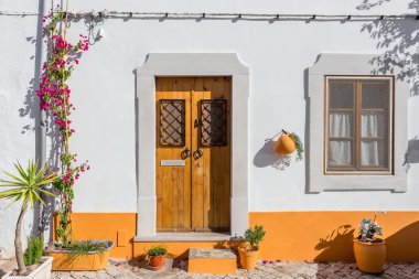 Tipik eski Portekizli ev cephe.