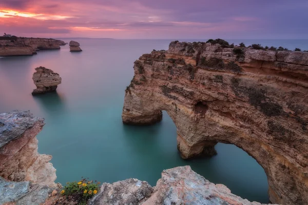 Moře růžové západ slunce na pláži Marinha. Portugalsko Algarve. — Stock fotografie