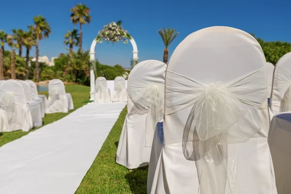 Detalhe da decoração de cadeira arco para a cerimônia de casamento no jardim. Close-up. — Fotografia de Stock