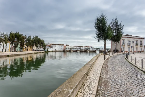 Alley near the river to the center of the town of Tavira. — Stock Photo, Image