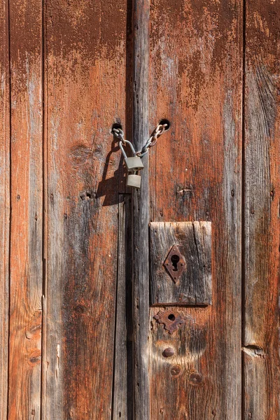 Vieille porte en bois avec un verrou et chaîne. — Photo