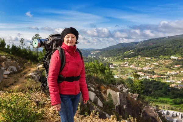 Turista della ragazza con uno zaino nella campagna. Con vista della Monchique. — Foto Stock