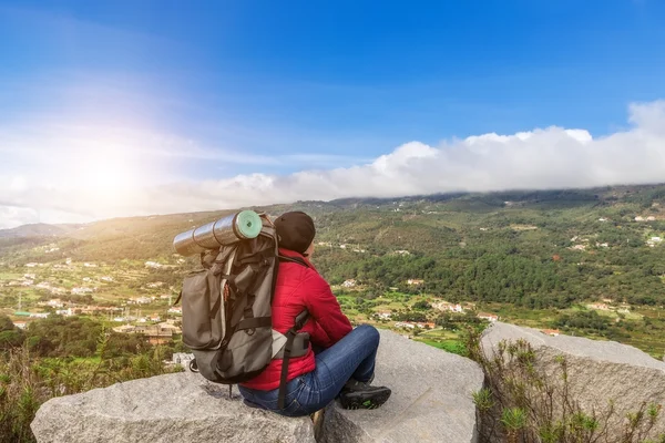 Turista de menina com uma mochila, descansando em uma campanha. Com vista para a Monchique. — Fotografia de Stock