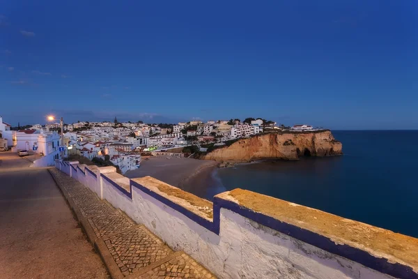 Avond over het dorp Carvoeiro. Uitzicht vanaf de top de zee stranden. — Stockfoto