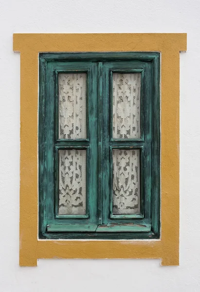 Traditionele venster van Portugese huizen. Groene kleur. — Stockfoto