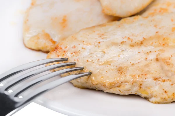 Fried chicken meat on a plate. With a fork, close-up. — Stock Photo, Image