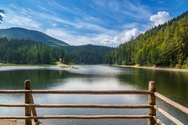 Jezera Siněvir léto na Ukrajině. Dekorační plot v popředí. — Stock fotografie