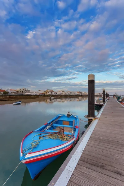 Cabanas stad och fiskebåt på bryggan. Tavira, Portugal. — Stockfoto
