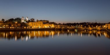 Akşam gece Tavira şehir panoraması. Algarve, Portekiz.