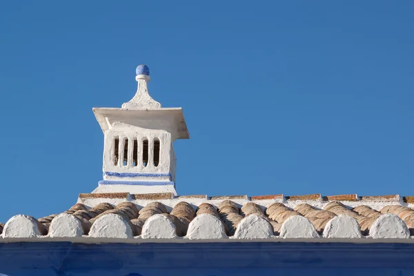 Traditionele Portugese schoorsteen. Op het dak van het huis. — Stockfoto