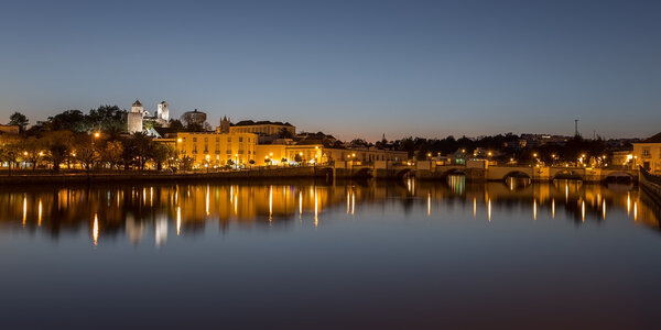 Вечером ночная панорама города Тавира. Португалия Алгарве.