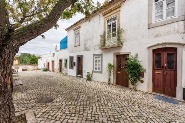 Tavira geleneksel eski Portekizce sokaklarında.