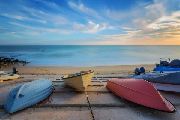 Três barcos coloridos descansando na praia. No fundo, uma paisagem de mar. — Fotografia de Stock