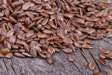 Kahverengi tahıl keten yakın çekim. Doku ahşap arka plan üzerinde.