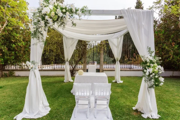 Archway for wedding with a table for the newlyweds .. — Fotografia de Stock