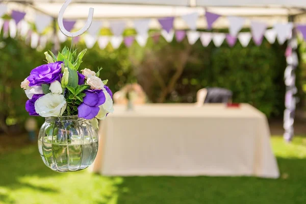 Decorazioni di fiori per la cerimonia nuziale. Close-up. — Foto Stock