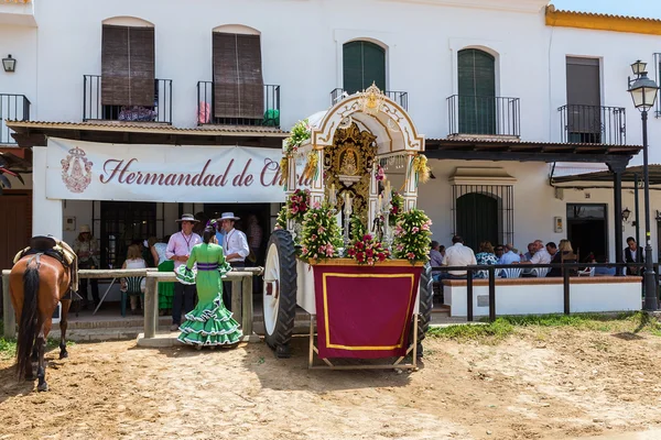 El Rocio, Andalusie, Španělsko - 22. května: Romeria odpočívá po dlouhý pochod k cíli, je to svatý v kočáře, dívka v kroji v popředí. 2015 je jeden z nejslavnějších pí — Stock fotografie