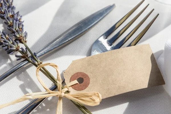 Düğün masa süslemeleri. Çatal bıçak çerçeve bir etiketleme. — Stok fotoğraf