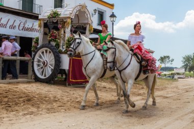 El Rocio, Endülüs, İspanya - 22 Mayıs: Genç kızlar horsewomen köy at sırtında geçerek üzerinde. Romeriya geçiş sonra geri kalanı. 2015 Spa en ünlü hac biridir