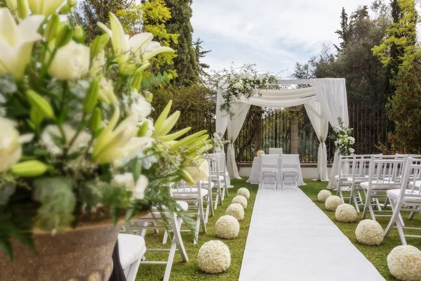 Flores no caminho para a tabela do casamento. Decorações de casamento. — Fotografia de Stock