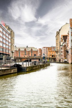 Hamburg 'un profilini tanımlayan tarihi kule ve cam binaların dikey çekimi
