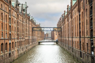 Merkezi kanal üzerinde kırmızı tuğla cephelerin simetrik bileşimi