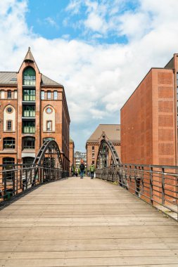 İnsanlar kanalı geçerek Speicherstadt bölgesinin kalbine doğru yürüyorlar..