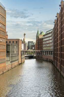 Hamburg, neo-gotik mimari tarzını vurgulayan saçma bir istikamet.