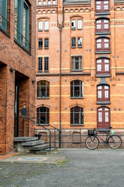 Hamburg 'daki kırmızı ve sarı tuğlaların kalıplarını vurgulayan ikonik kompozisyon