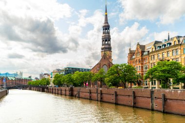 Bulutlu bir günde Hamburg 'un Hanseatic şehrinin ufuk çizgisi manzarası