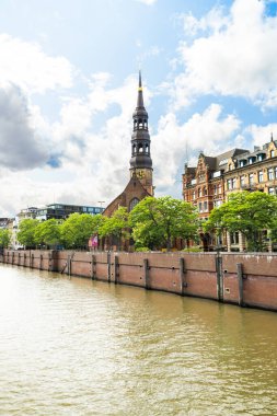 Bulutlu bir günde Hanseatic şehri Hamburg 'un ufuk çizgisi görüntüsü